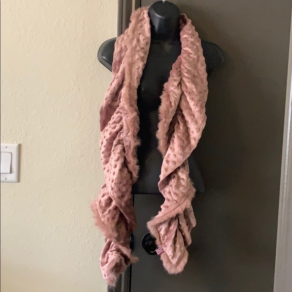 Pink scarf 100% acrylic & fur with scrunch design